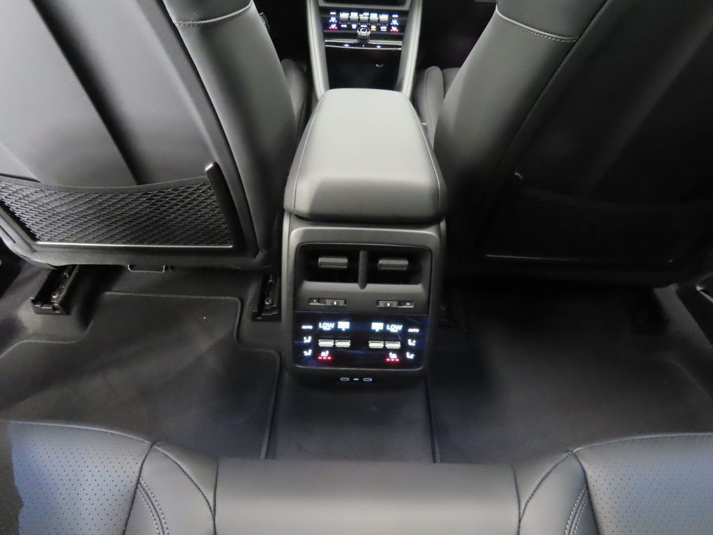 Thumbnail: 2026 Porsche Macan - 32