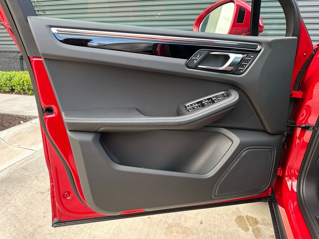 Thumbnail: 2026 Porsche Macan - 19