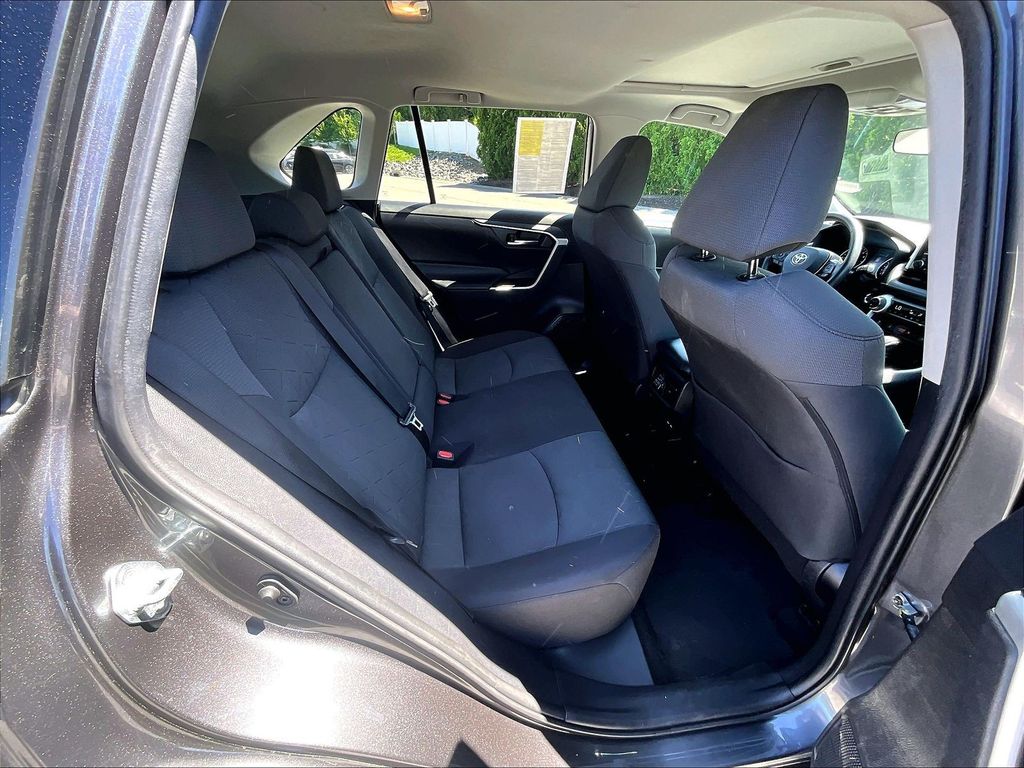 2021 Toyota RAV4 — photo 16
