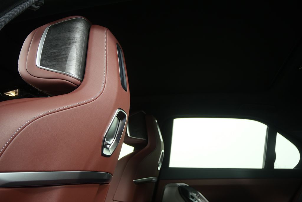 Thumbnail: 2026 BMW 7 Series - 18