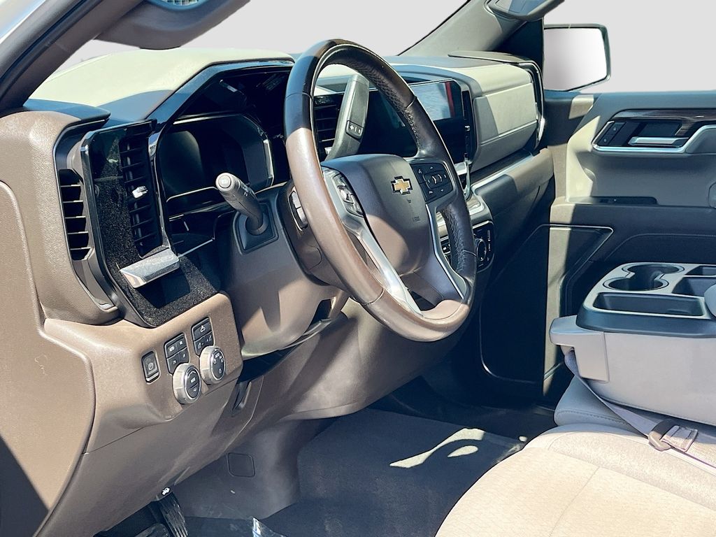 Used 2022 White Chevrolet LT image 9