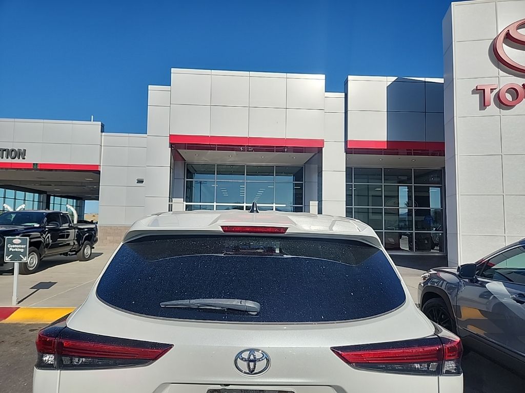 Thumbnail: 2022 Toyota Highlander - 5