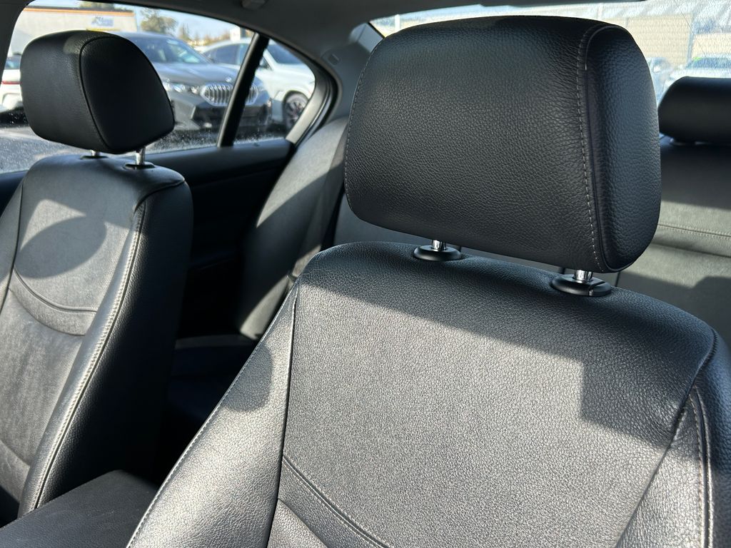 Thumbnail: 2011 BMW 3 Series - 14