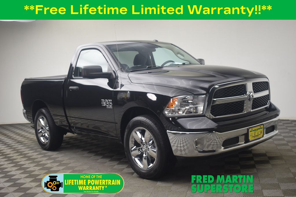 Brilliant Black Crystal Pearlcoat 2019 RAM 1500 Pickup Truck 4X2 8-Speed Automatic