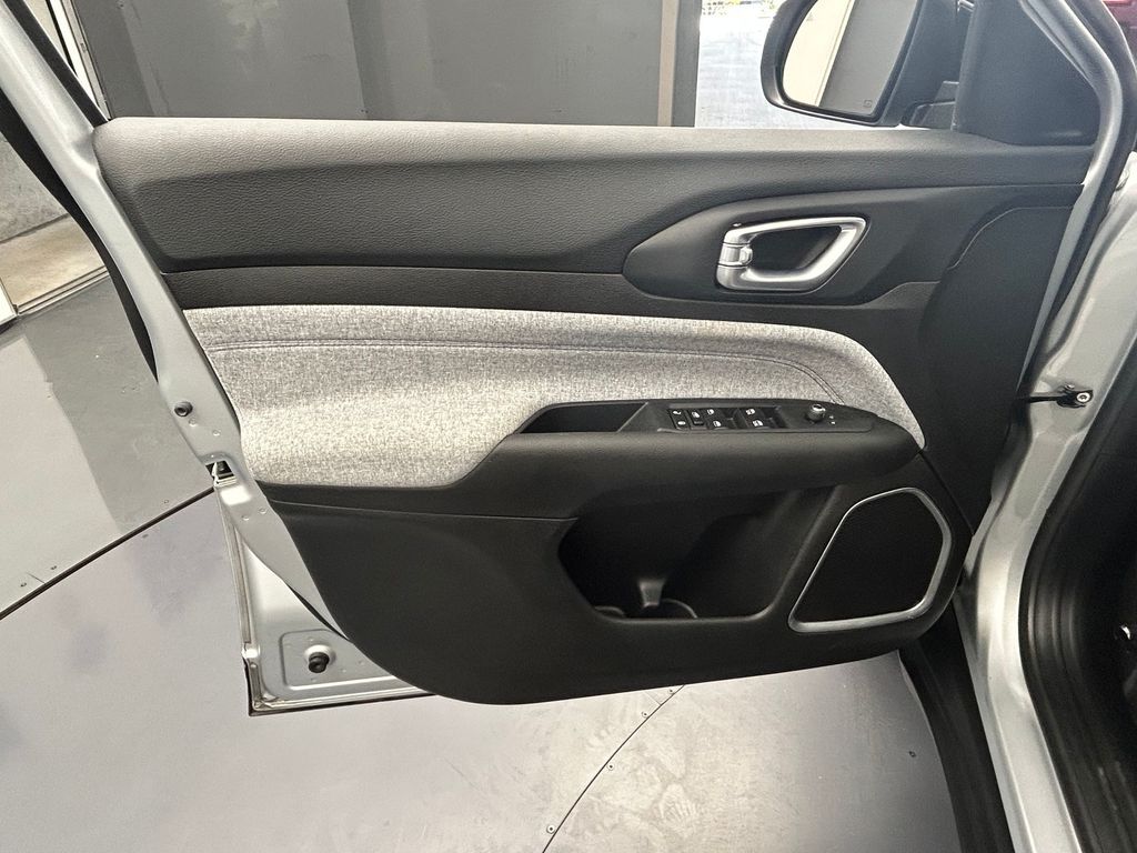 Used 2025 Silver Zynith Metallic Clearcoat Jeep Latitude image 14