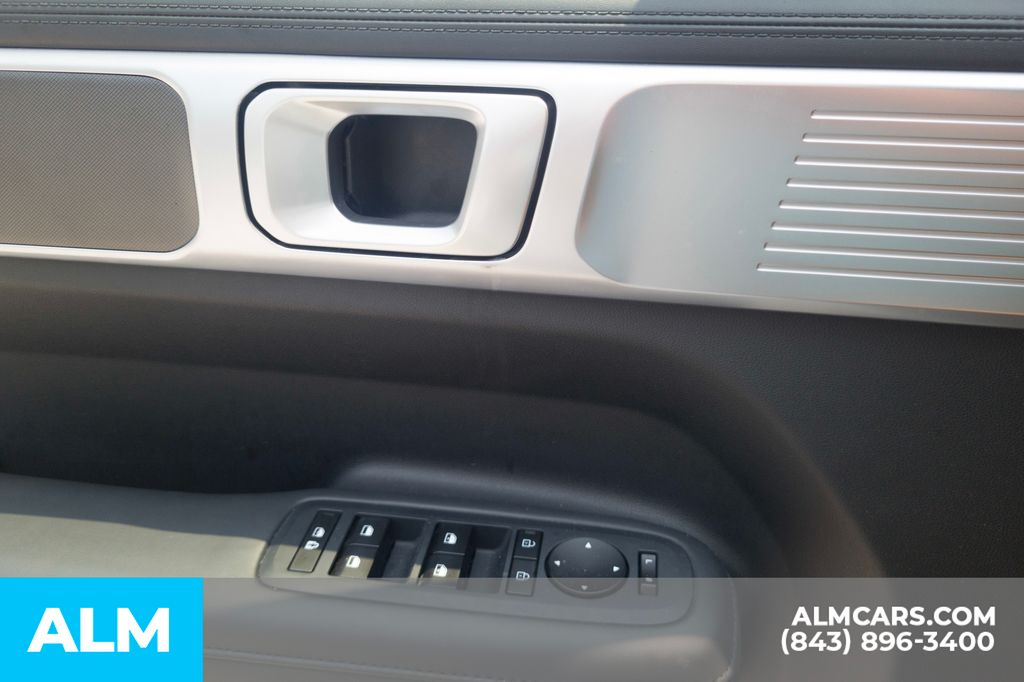 Used 2025 White Hyundai SEL image 16