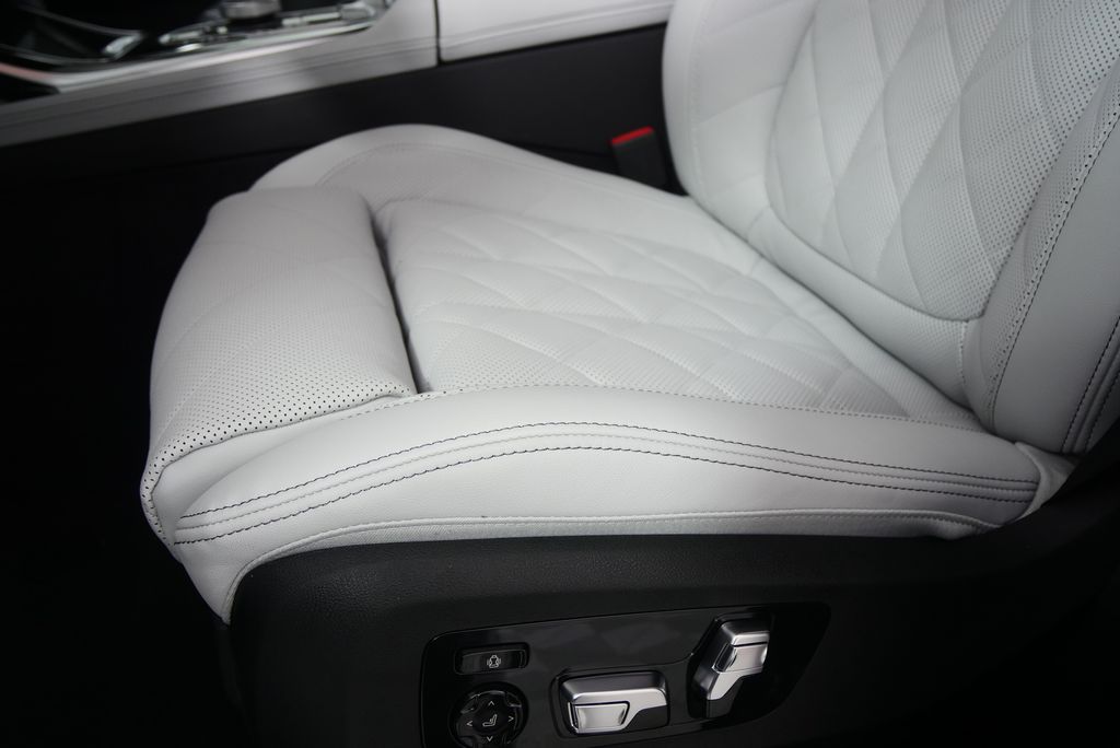 Thumbnail: 2026 BMW X7 - 10