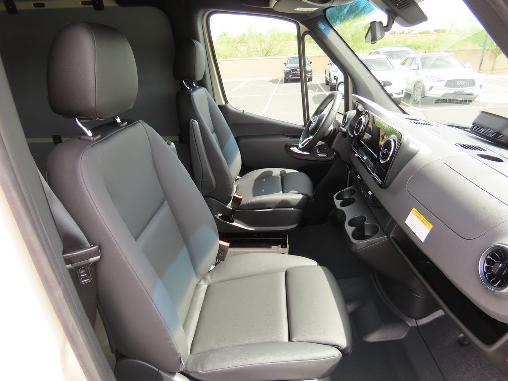 Thumbnail: 2025 Mercedes-Benz Sprinter - 21