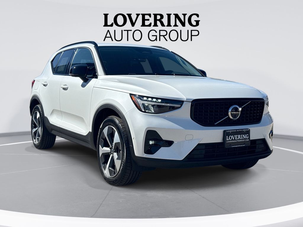 Crystal White Metallic 2023 Volvo XC40 B5 Ultimate Dark Theme AWD SUV / Crossover All-Wheel Drive Automatic
