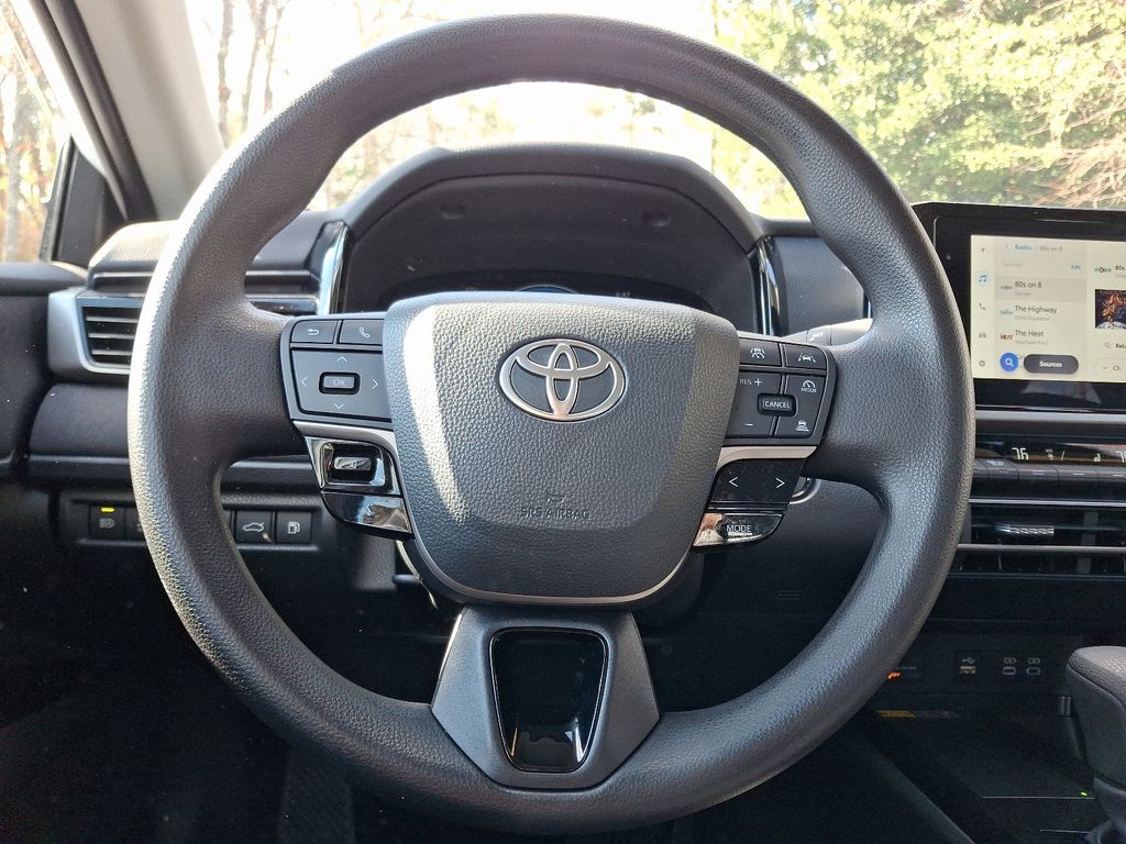 2025 Toyota Camry LE 18