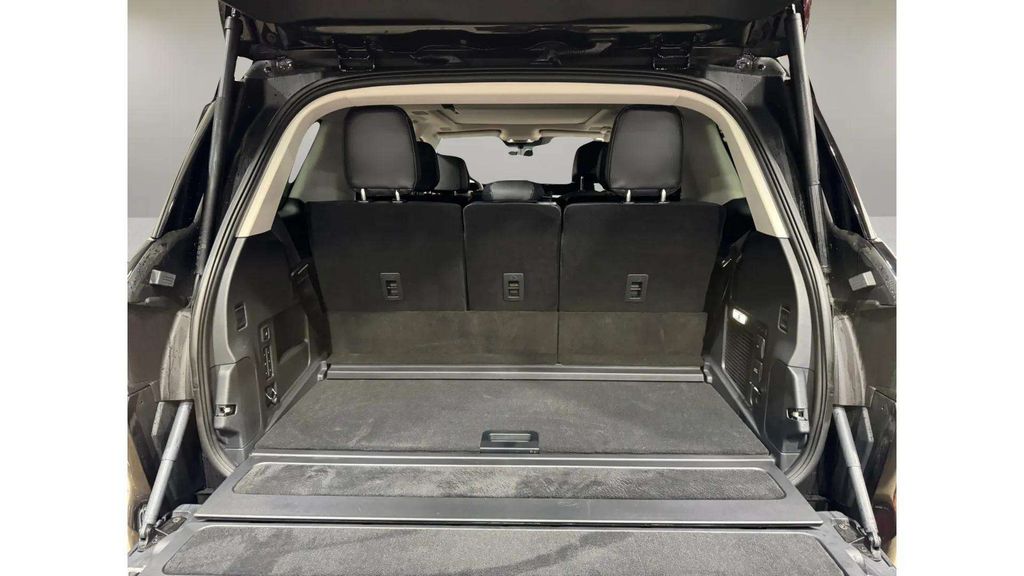 Certified Used 2025 Infinite Black Metallic Clearcoat Lincoln Reserve image 28