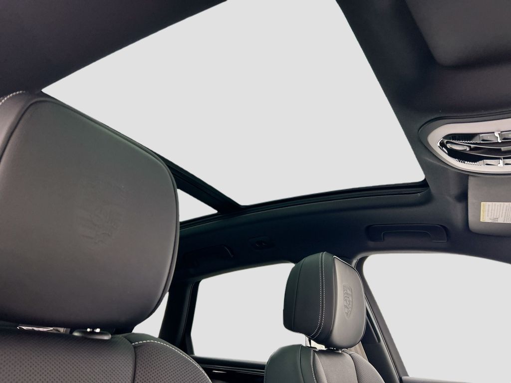 Thumbnail: 2026 Porsche Macan - 21