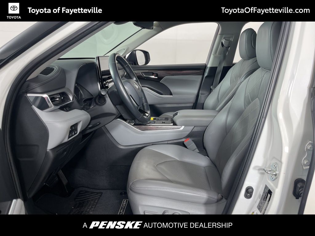 Thumbnail: 2021 Toyota Highlander - 25