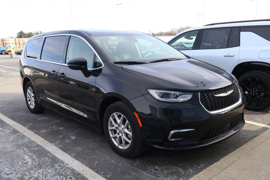 Thumbnail: 2024 Chrysler Pacifica - 3