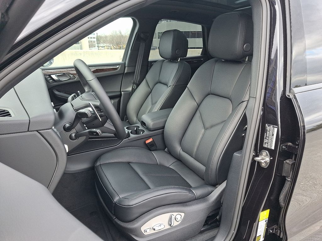 Thumbnail: 2026 Porsche Macan - 5