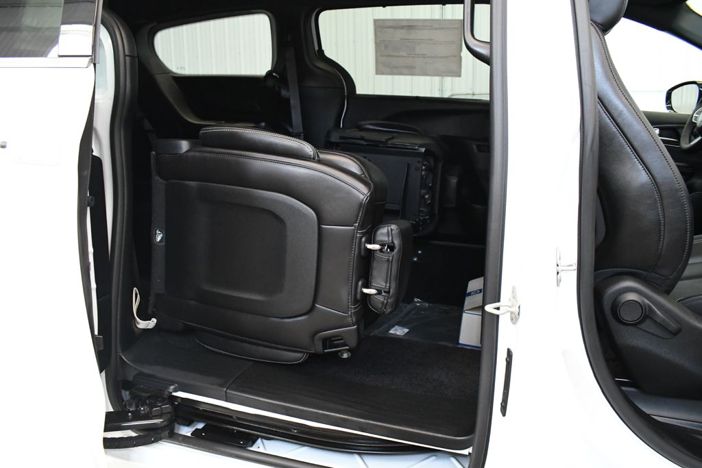 Used 2026 White Chrysler Select image 26