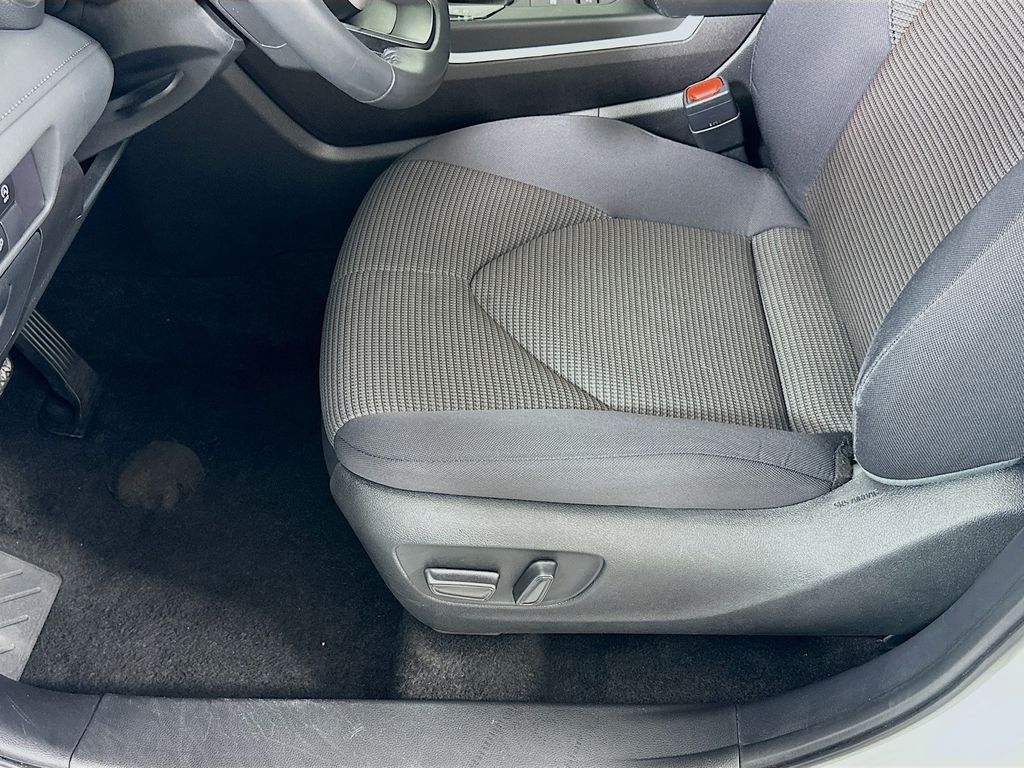 2024 Toyota Highlander LE 19