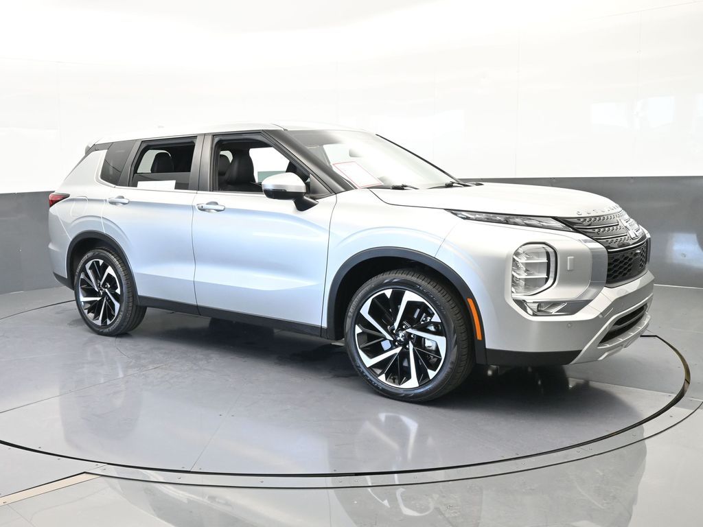 Used 2022 Alloy Silver Metallic Mitsubishi SE image 8