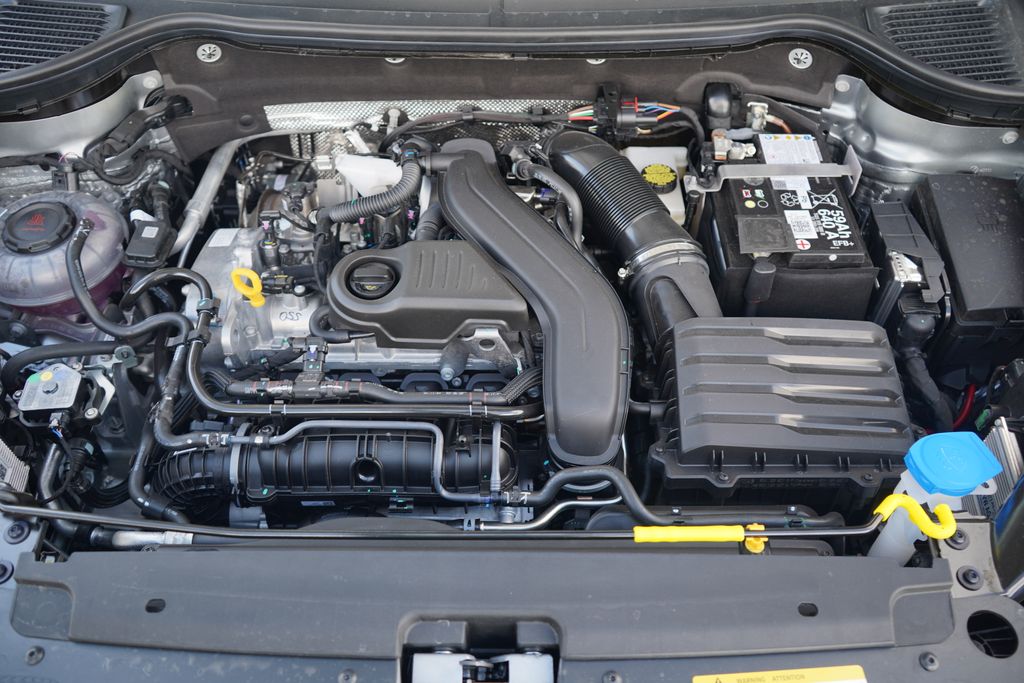 2025 Volkswagen Taos SE 12