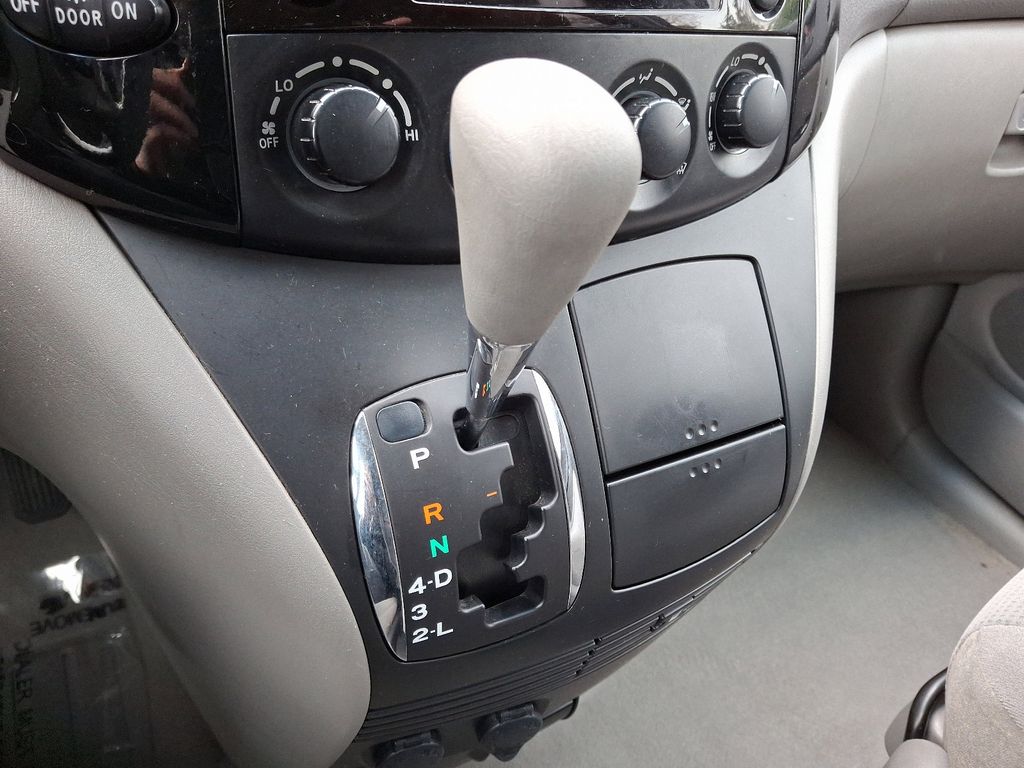 2004 Toyota Sienna CE 14