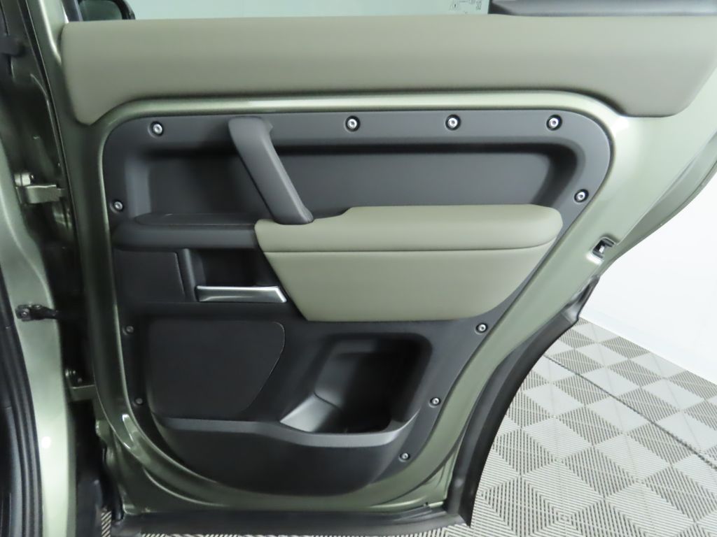 2025 Land Rover Defender 110 29