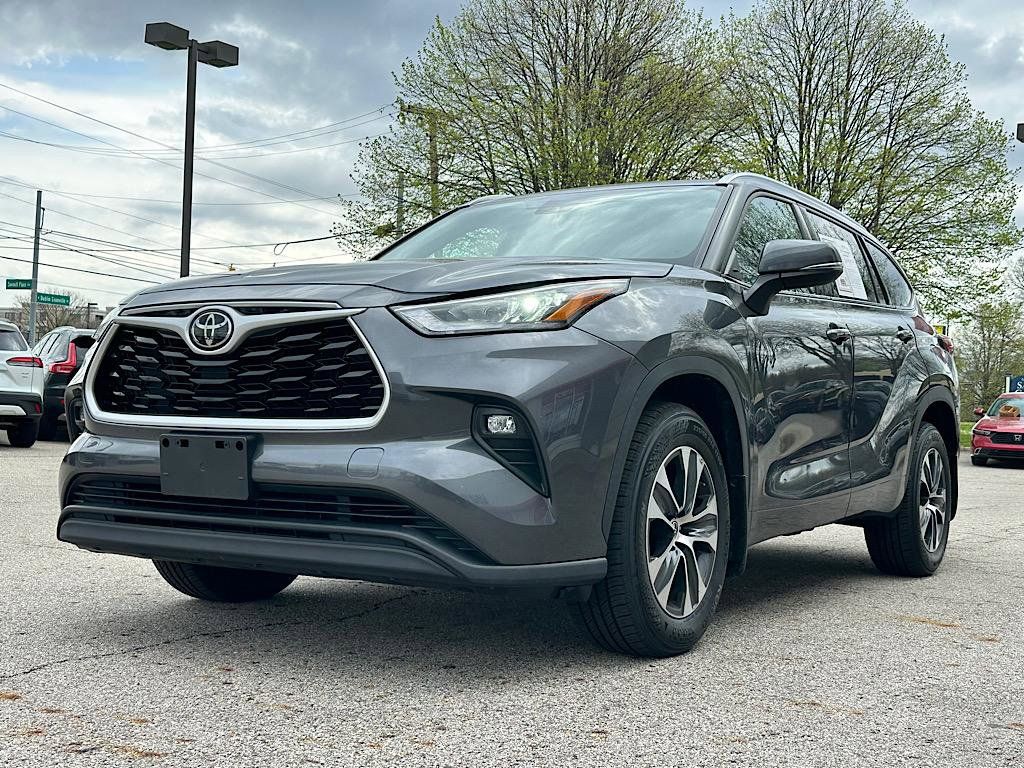 Magnetic Gray Metallic 2020 Toyota Highlander XLE AWD SUV / Crossover All-Wheel Drive 8-Speed Automatic