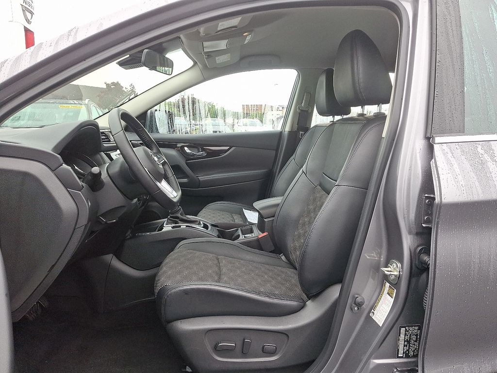 2022 Nissan Rogue Sport SV 14