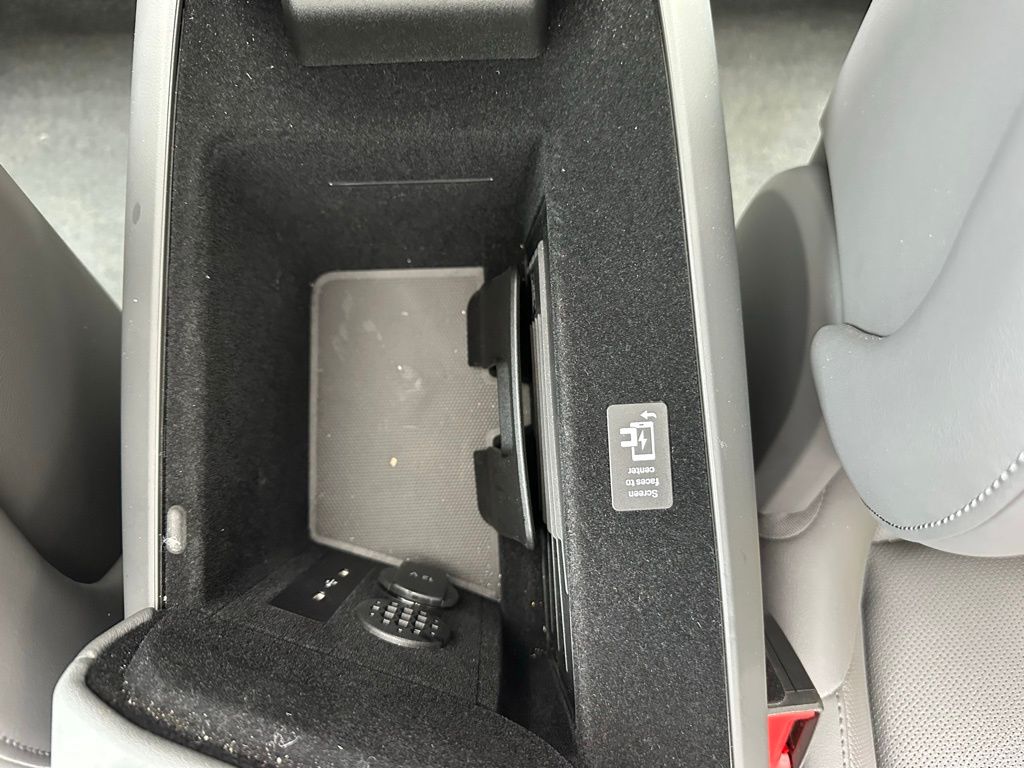 Thumbnail: 2025 Porsche Taycan - 26