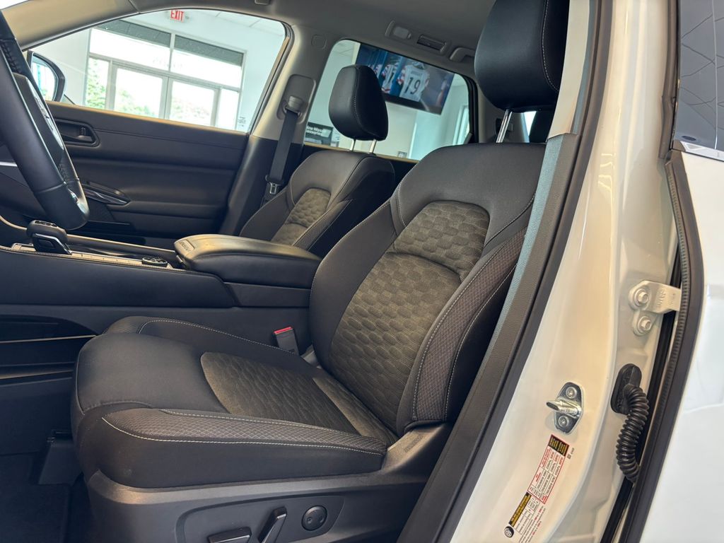 2023 Nissan Pathfinder SV