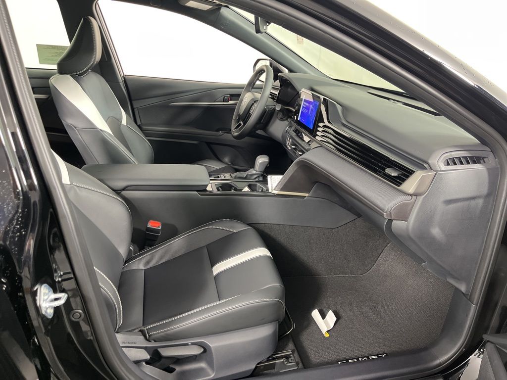2025 Toyota Camry SE 6