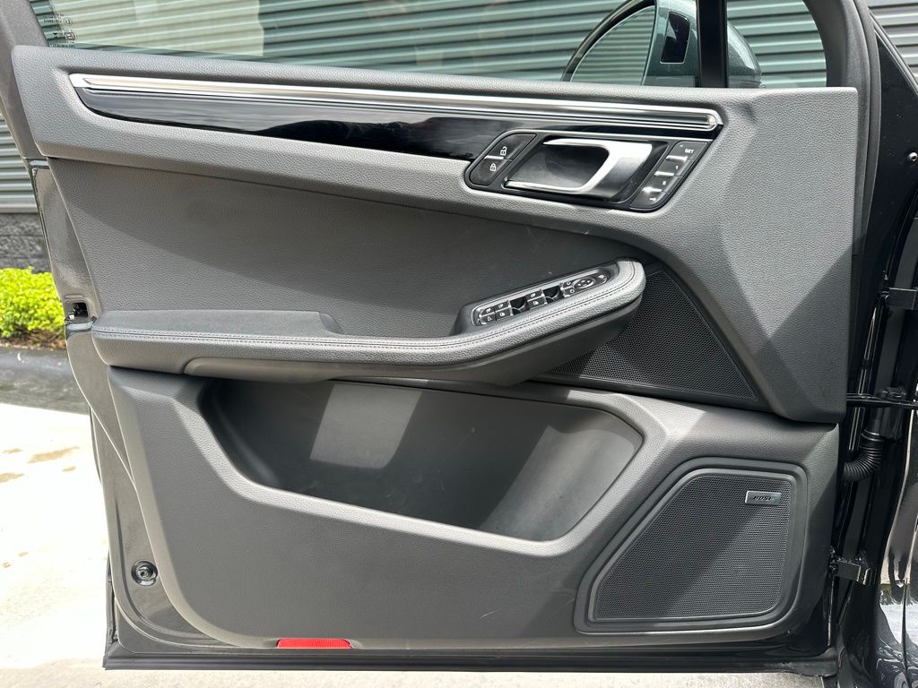 Thumbnail: 2025 Porsche Macan - 16