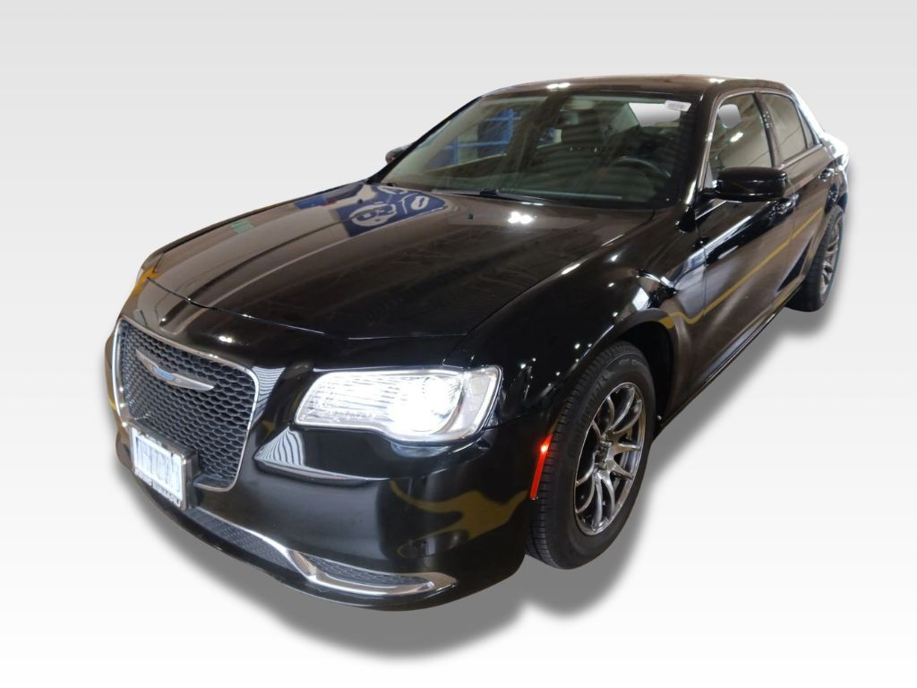 2018 Chrysler 300 Touring's photo