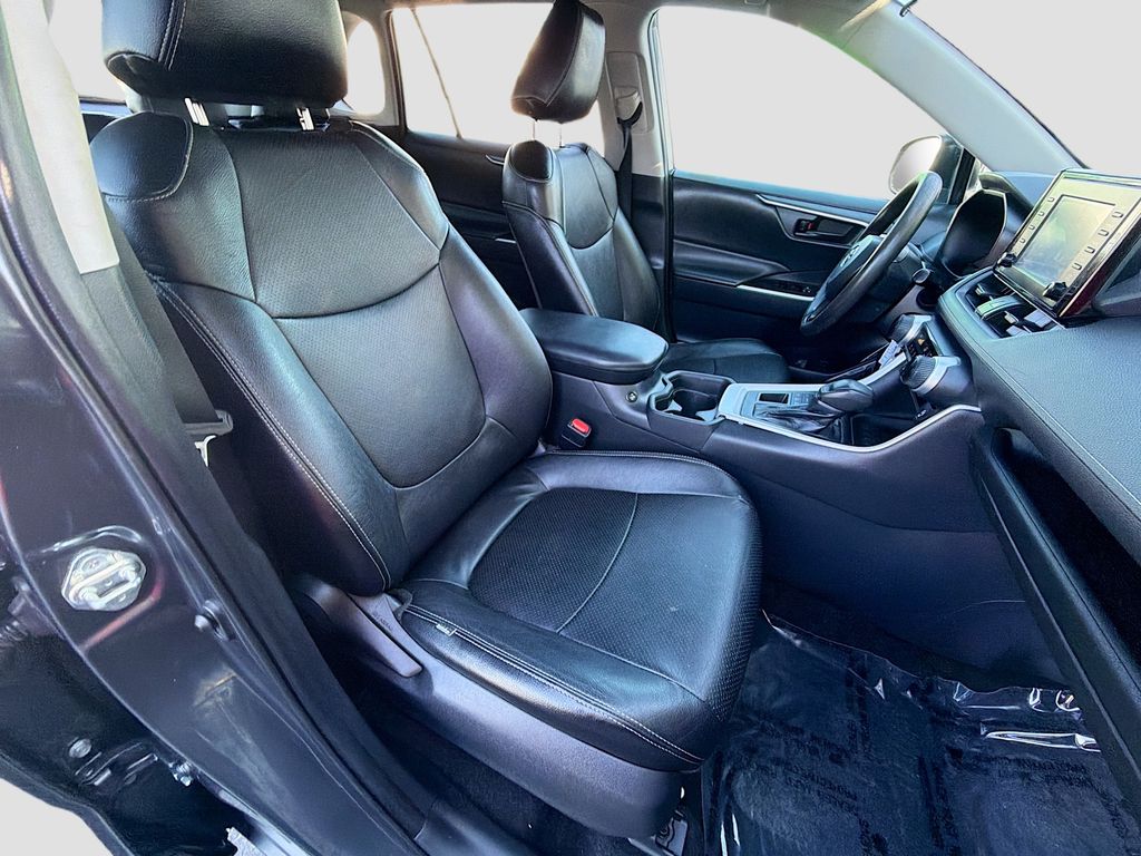 Thumbnail: 2019 Toyota RAV4 - 25