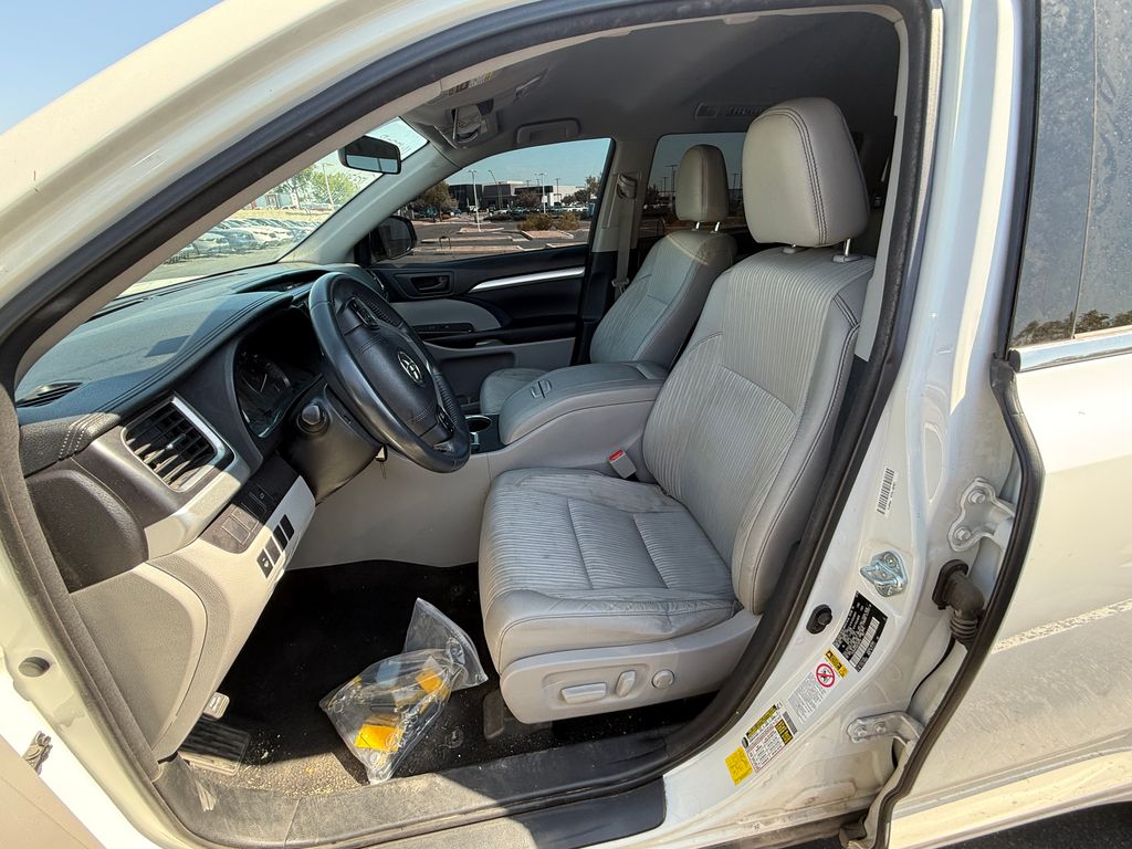 Thumbnail: 2016 Toyota Highlander - 9