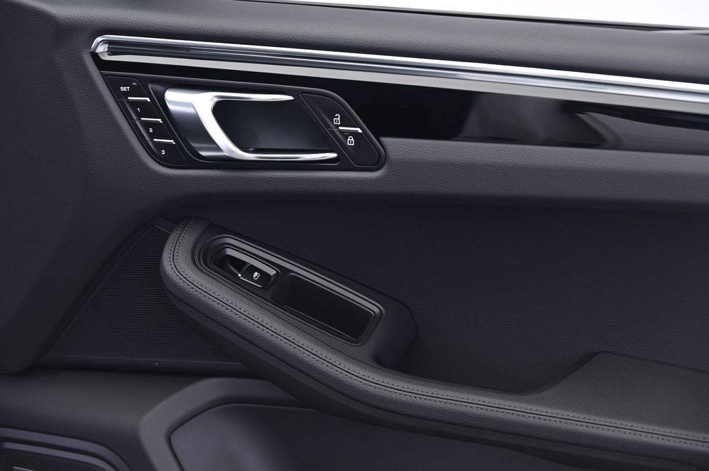 Thumbnail: 2025 Porsche Macan - 26