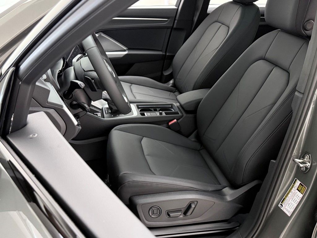 Thumbnail: 2025 Audi Q3 - 31