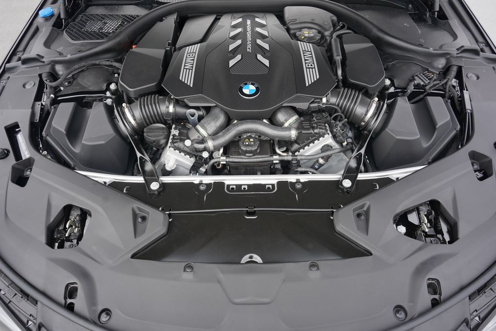 2025 BMW 8 Series M850i xDrive 21