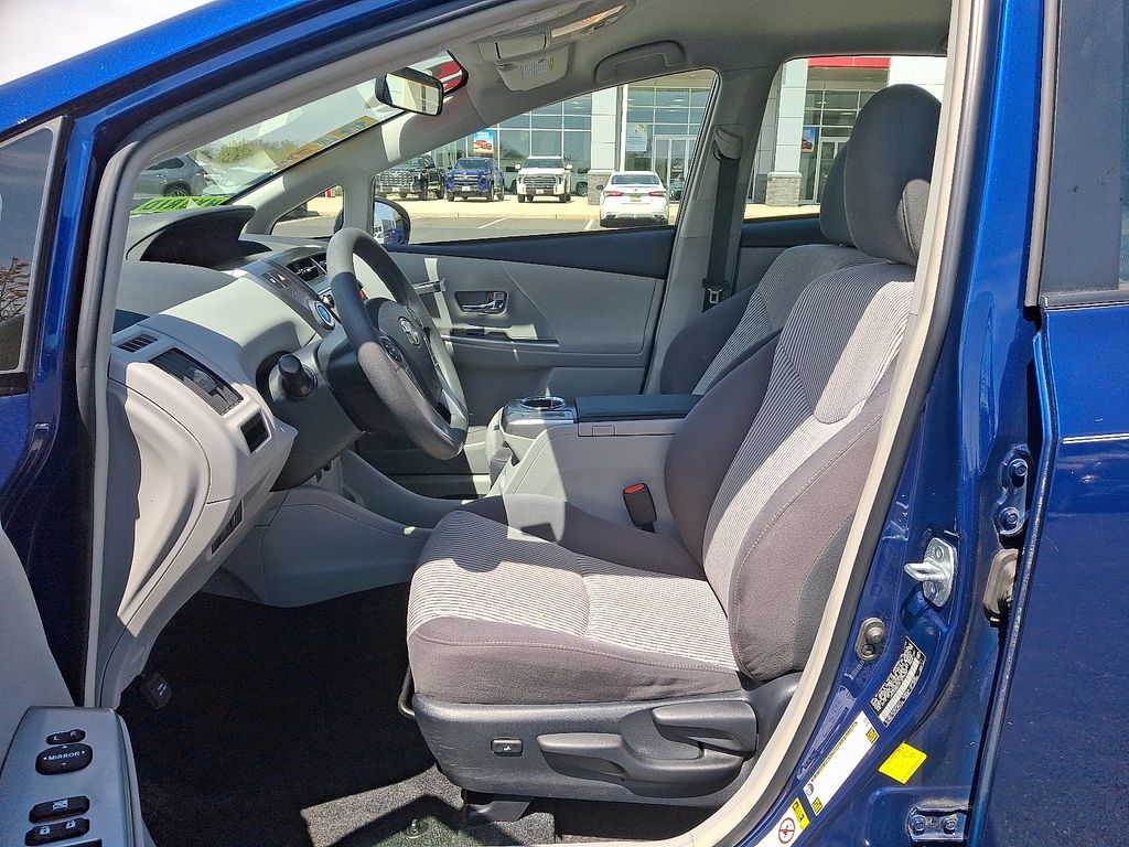 2015 Toyota Prius v Three 14