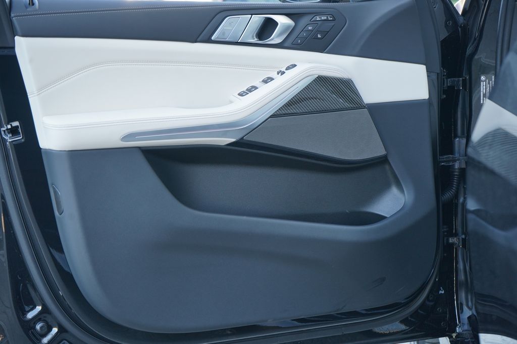 Thumbnail: 2026 BMW X7 - 9