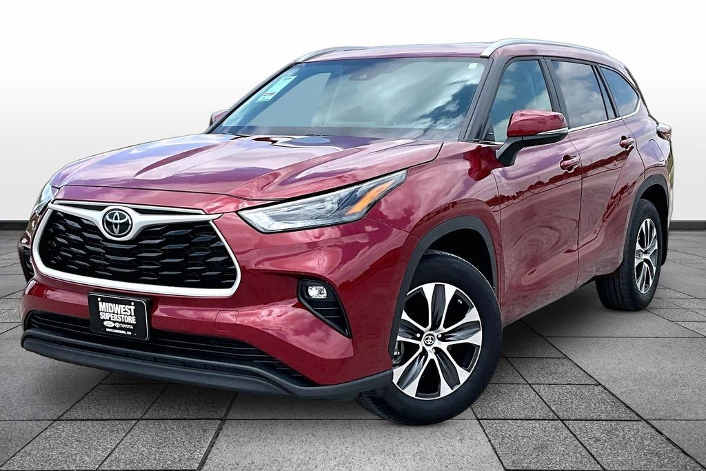 Pearl 2024 Toyota Highlander XLE AWD SUV / Crossover All-Wheel Drive 8-Speed Automatic