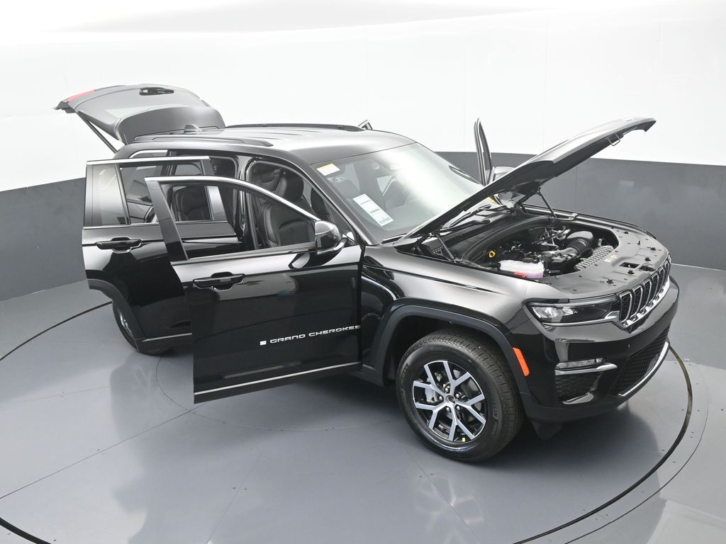 Used 2025 Diamond Black Crystal Pearlcoat Jeep Limited image 59