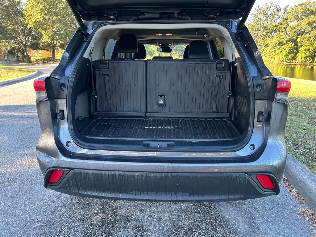 Thumbnail: 2023 Toyota Highlander - 10