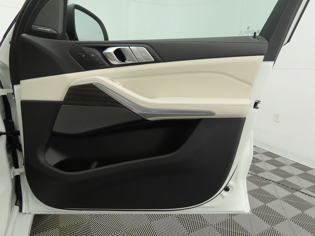 Thumbnail: 2026 BMW X7 - 27