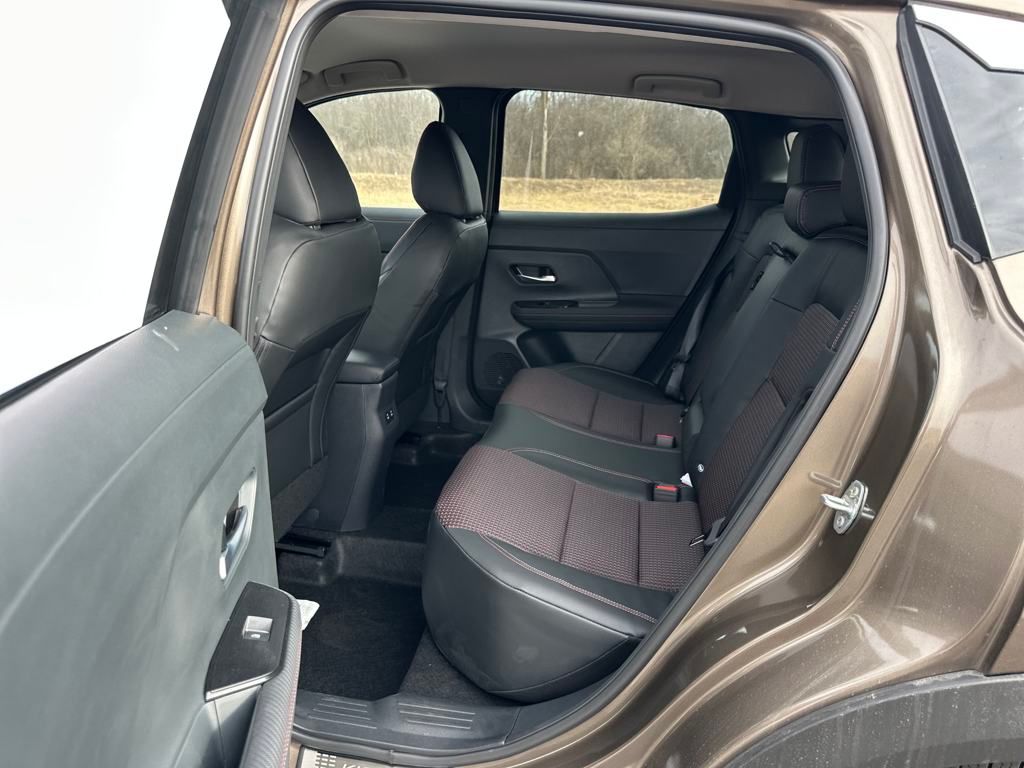 2025 Nissan Kicks SR photo