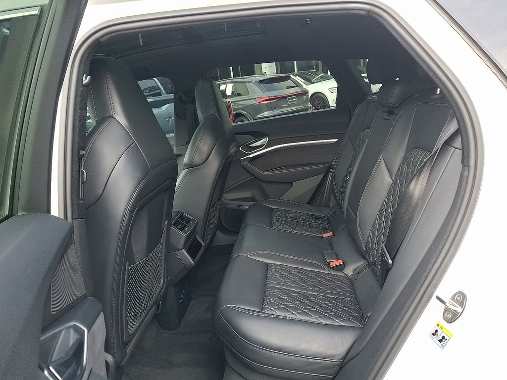 Thumbnail: 2022 Audi e-tron S - 10