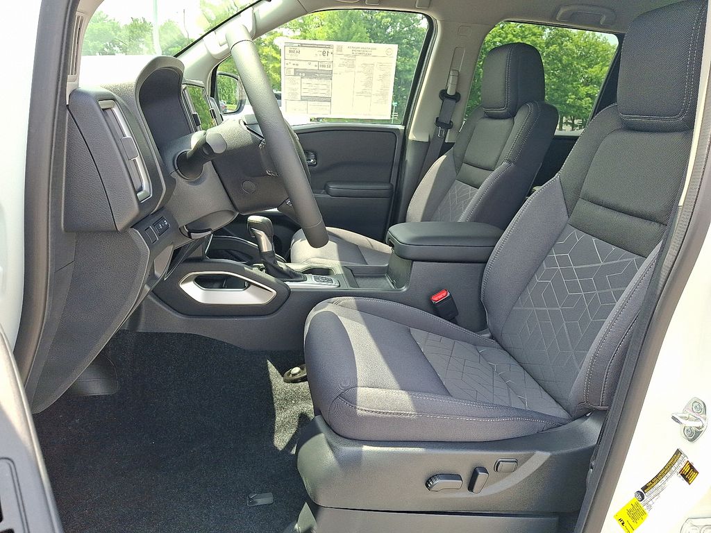2026 Nissan Frontier — photo 8