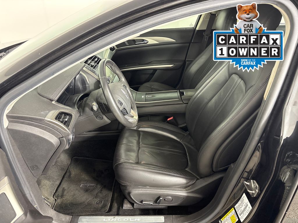 Used 2013 Black Lincoln Base image 17