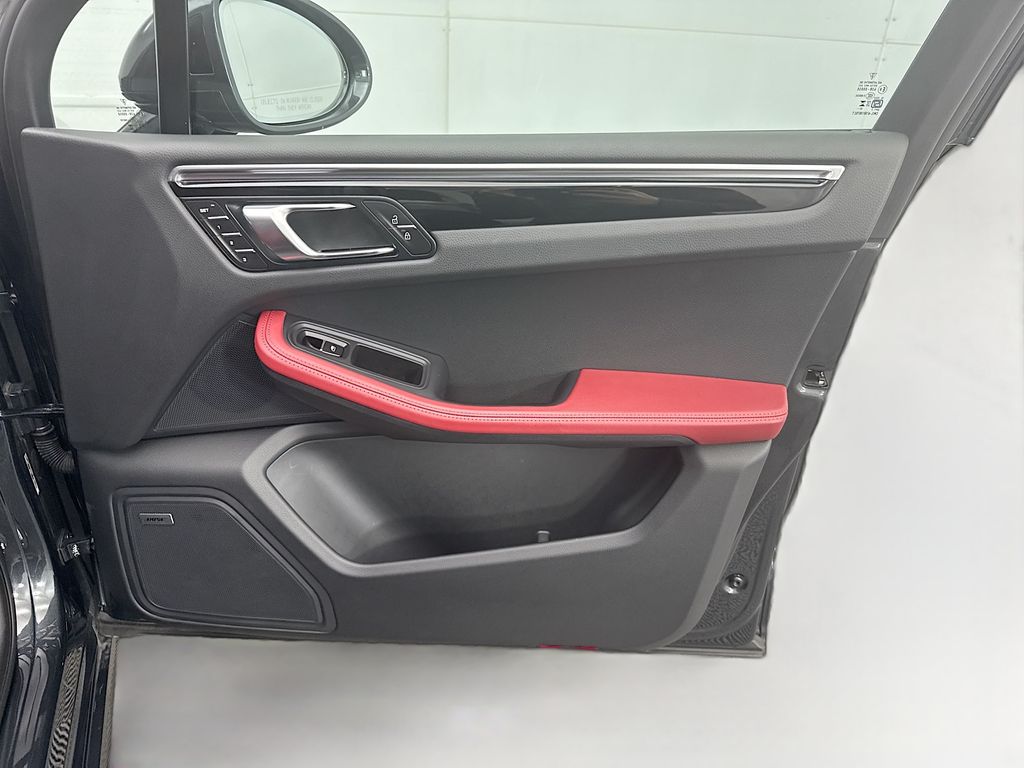 Thumbnail: 2025 Porsche Macan - 26