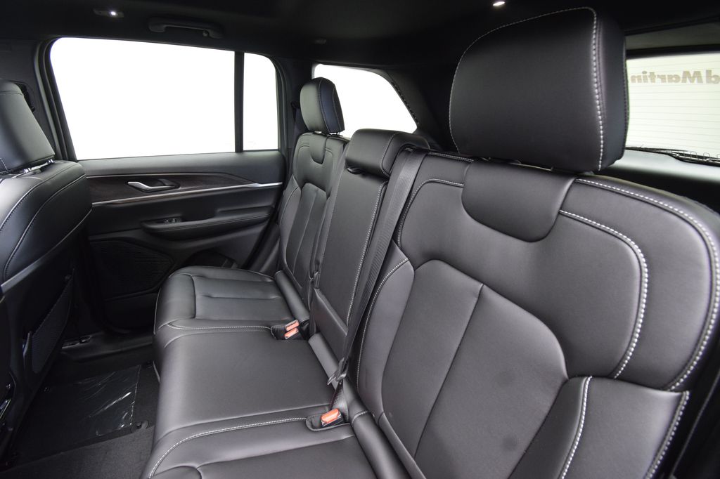 new 2025 Jeep Grand Cherokee car, priced at $50,186