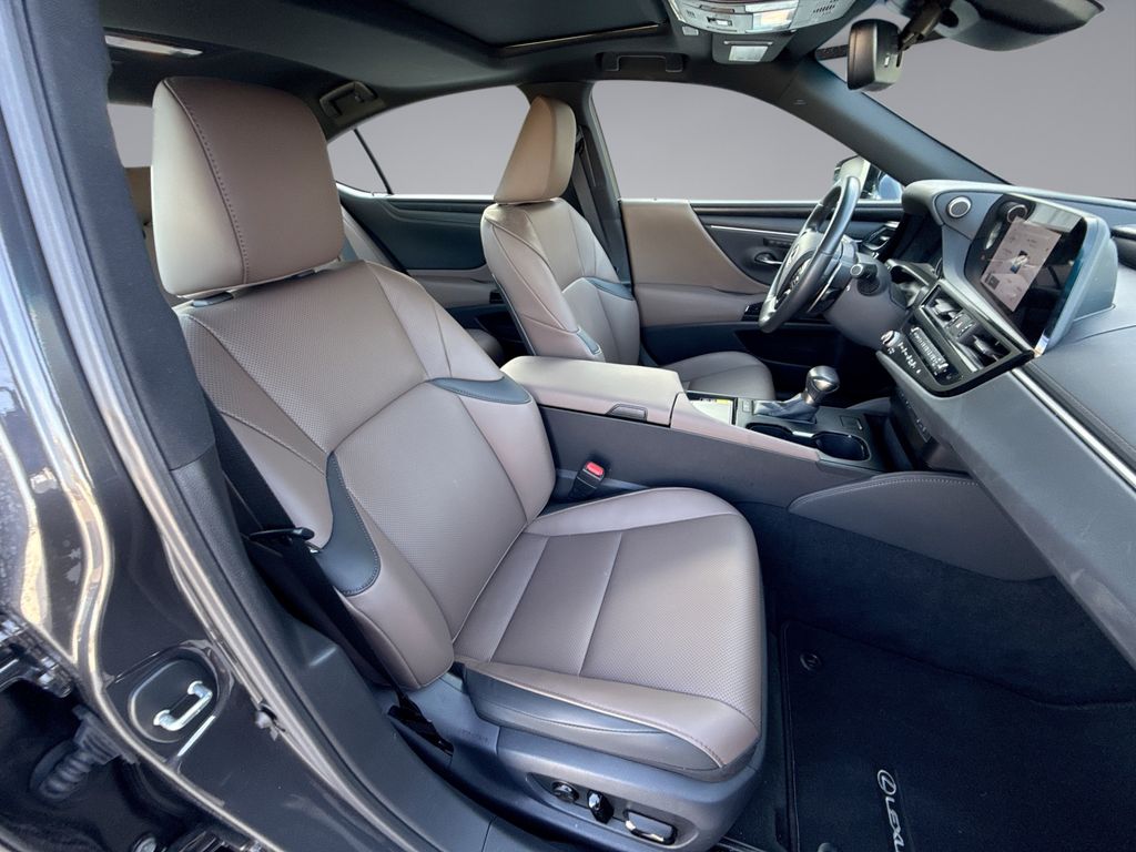 Thumbnail: 2025 Lexus ES - 16